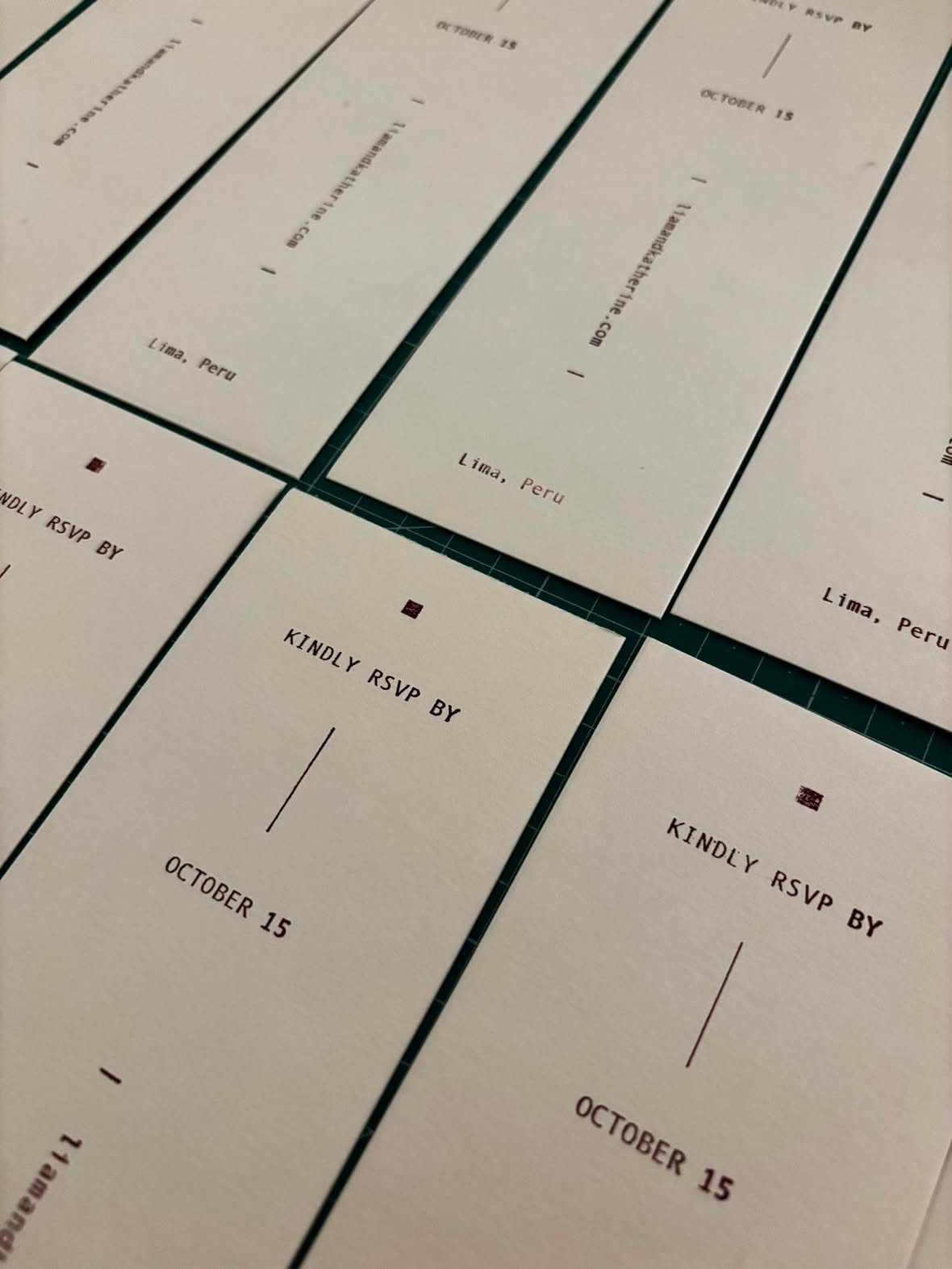 Un primer plano de las tarjetas de RSVP impresas