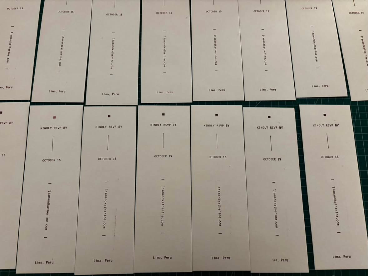 Tarjetas de RSVP impresas sobre una base de corte