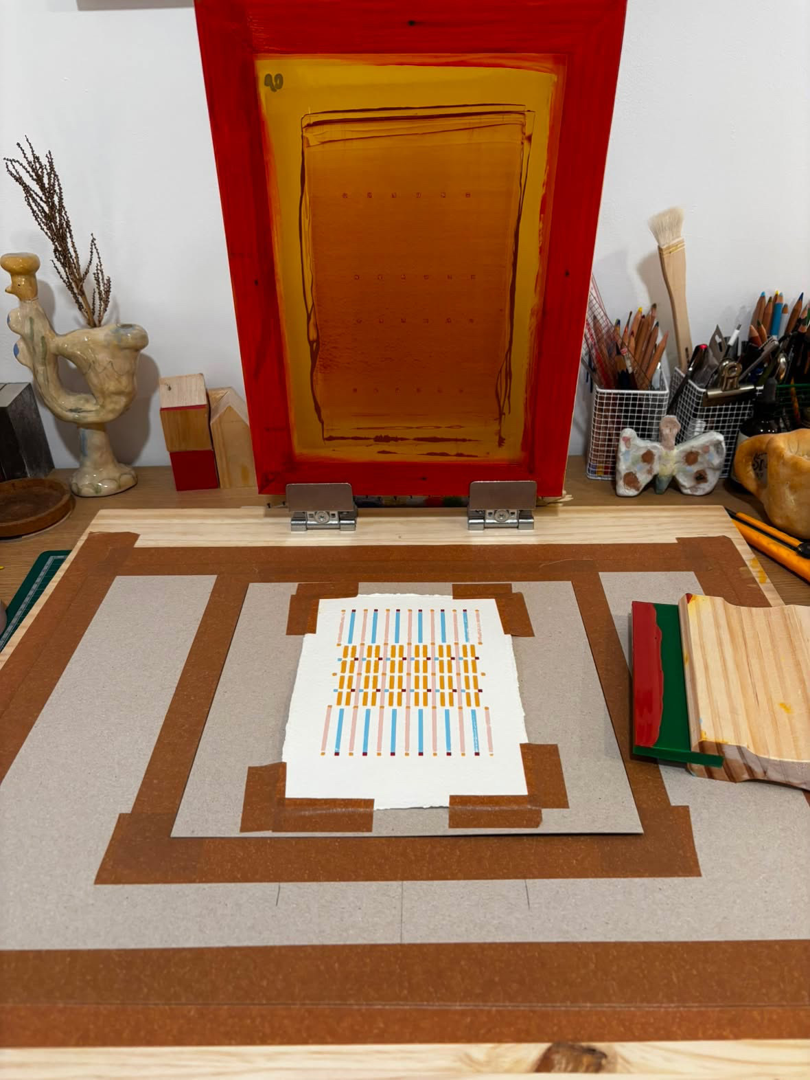 La mesa de impresión en el taller de oso con la malla y la racleta