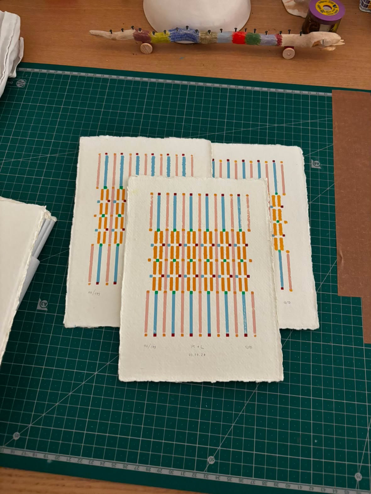 Invitaciones terminadas, numeradas y firmadas por oso